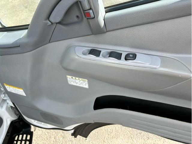 キャンター 全低床　平ボディ　平ボデ　全低床　２ｔ積　５ＭＴ　ディーゼルターボ　全面塗装済　車内清掃済　車体サイズ長４６９／幅１６９／高１９５（ｃｍ）　ロープフック３ｘ２（24枚目）