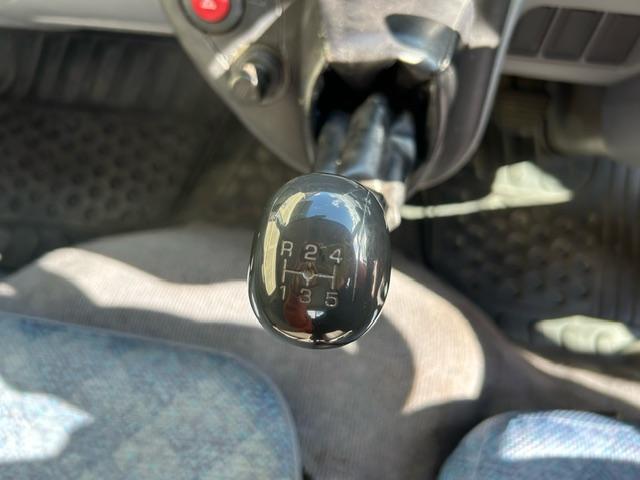 キャンター 全低床　平ボディ　平ボデ　全低床　２ｔ積　５ＭＴ　ディーゼルターボ　全面塗装済　車内清掃済　車体サイズ長４６９／幅１６９／高１９５（ｃｍ）　ロープフック３ｘ２（29枚目）