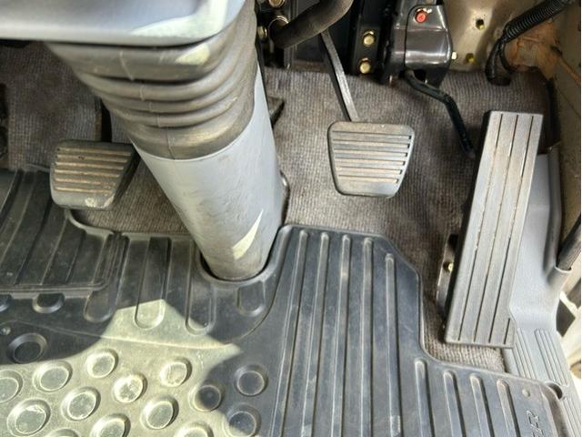 キャンター 全低床　平ボディ　平ボデ　全低床　２ｔ積　５ＭＴ　ディーゼルターボ　全面塗装済　車内清掃済　車体サイズ長４６９／幅１６９／高１９５（ｃｍ）　ロープフック３ｘ２（33枚目）