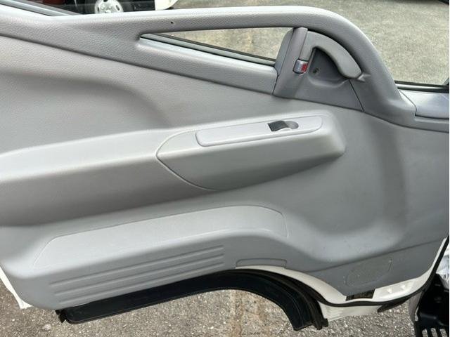 キャンター 全低床　平ボディ　平ボデ　全低床　２ｔ積　５ＭＴ　ディーゼルターボ　全面塗装済　車内清掃済　車体サイズ長４６９／幅１６９／高１９５（ｃｍ）　ロープフック３ｘ２（36枚目）