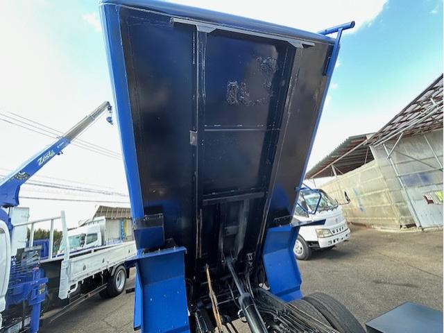 エルフトラック 　パッカー車　塵芥車　５立米　巻き込み式　回転板式　排出ダンプ式　モリタ　パックマスターα　２ｔ積　連続スイッチ　汚水タンク　全面塗装済　車内清掃済　車体サイズ長５２５／幅１８５／高２２７（ｃｍ）（16枚目）