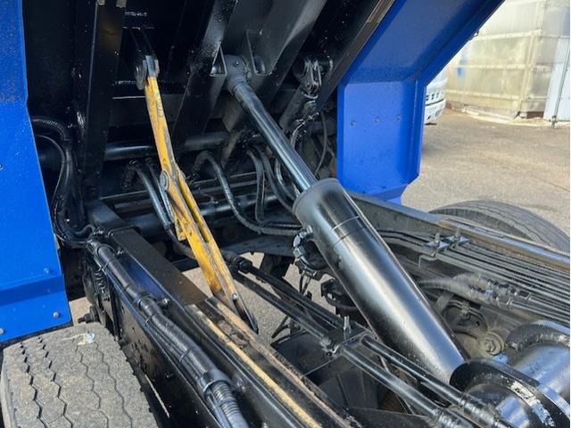 エルフトラック 　パッカー車　塵芥車　５立米　巻き込み式　回転板式　排出ダンプ式　モリタ　パックマスターα　２ｔ積　連続スイッチ　汚水タンク　全面塗装済　車内清掃済　車体サイズ長５２５／幅１８５／高２２７（ｃｍ）（17枚目）
