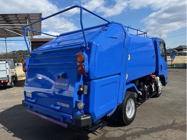 エルフトラック 　パッカー車　塵芥車　５立米　巻き込み式　回転板式　排出ダンプ式　モリタ　パックマスターα　２ｔ積　連続スイッチ　汚水タンク　全面塗装済　車内清掃済　車体サイズ長５２５／幅１８５／高２２７（ｃｍ）（26枚目）