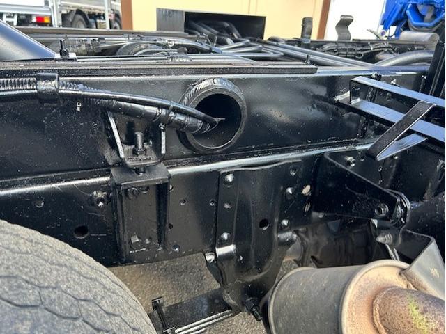 エルフトラック 　パッカー車　塵芥車　５立米　巻き込み式　回転板式　排出ダンプ式　モリタ　パックマスターα　２ｔ積　連続スイッチ　汚水タンク　全面塗装済　車内清掃済　車体サイズ長５２５／幅１８５／高２２７（ｃｍ）（31枚目）