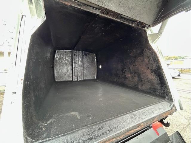 キャンター ターボ　パッカー車　塵芥車　５．１立米　極東製　巻き込み式　排出ダンプ式　ＡＴ車　２ペダル　３．０５ｔ積　バックカメラ　電格ミラー　全面塗装済　車内清掃済　車体サイズ長５５７／幅１９０／高２６２（ｃｍ）（15枚目）