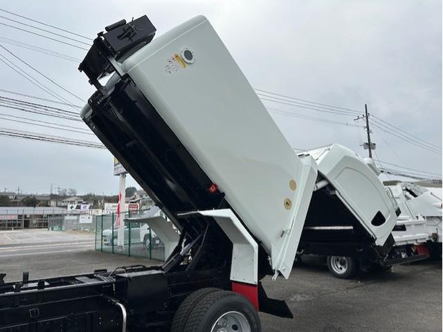 キャンター ターボ　パッカー車　塵芥車　５．１立米　極東製　巻き込み式　排出ダンプ式　ＡＴ車　２ペダル　３．０５ｔ積　バックカメラ　電格ミラー　全面塗装済　車内清掃済　車体サイズ長５５７／幅１９０／高２６２（ｃｍ）（18枚目）