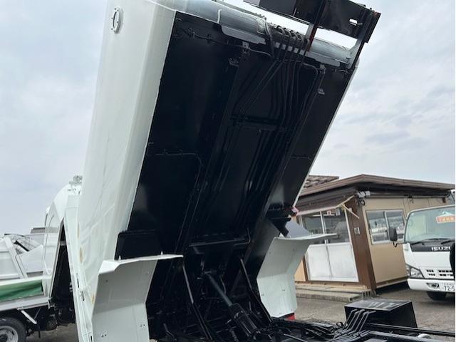 キャンター ターボ　パッカー車　塵芥車　５．１立米　極東製　巻き込み式　排出ダンプ式　ＡＴ車　２ペダル　３．０５ｔ積　バックカメラ　電格ミラー　全面塗装済　車内清掃済　車体サイズ長５５７／幅１９０／高２６２（ｃｍ）（19枚目）