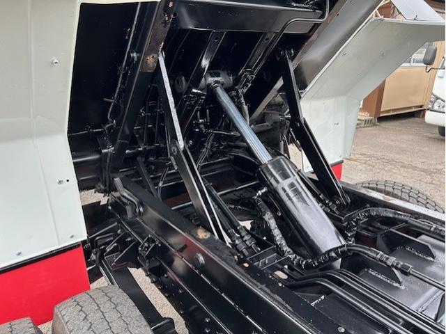 キャンター ターボ　パッカー車　塵芥車　５．１立米　極東製　巻き込み式　排出ダンプ式　ＡＴ車　２ペダル　３．０５ｔ積　バックカメラ　電格ミラー　全面塗装済　車内清掃済　車体サイズ長５５７／幅１９０／高２６２（ｃｍ）（21枚目）