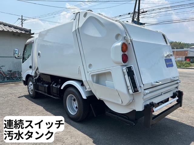ダイナトラック 　５立米　巻き込み式　パッカー　塵芥車　排出ダンプ式　汚水タンク　連続スイッチ　ＭＴ５速　２ｔ積　極東開発製　全面塗装済　車体サイズ長５２１／幅１８７／高２３１（ｃｍ）（3枚目）