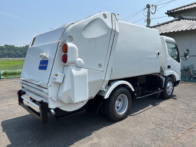 ダイナトラック 　５立米　巻き込み式　パッカー　塵芥車　排出ダンプ式　汚水タンク　連続スイッチ　ＭＴ５速　２ｔ積　極東開発製　全面塗装済　車体サイズ長５２１／幅１８７／高２３１（ｃｍ）（4枚目）