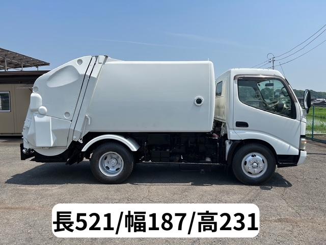 ダイナトラック 　５立米　巻き込み式　パッカー　塵芥車　排出ダンプ式　汚水タンク　連続スイッチ　ＭＴ５速　２ｔ積　極東開発製　全面塗装済　車体サイズ長５２１／幅１８７／高２３１（ｃｍ）（5枚目）