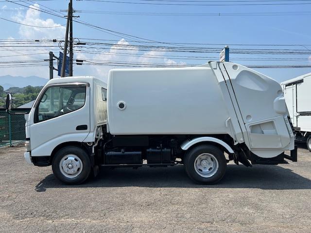 ダイナトラック 　５立米　巻き込み式　パッカー　塵芥車　排出ダンプ式　汚水タンク　連続スイッチ　ＭＴ５速　２ｔ積　極東開発製　全面塗装済　車体サイズ長５２１／幅１８７／高２３１（ｃｍ）（6枚目）