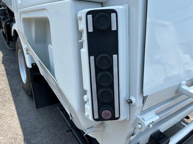 ダイナトラック 　５立米　巻き込み式　パッカー　塵芥車　排出ダンプ式　汚水タンク　連続スイッチ　ＭＴ５速　２ｔ積　極東開発製　全面塗装済　車体サイズ長５２１／幅１８７／高２３１（ｃｍ）（9枚目）