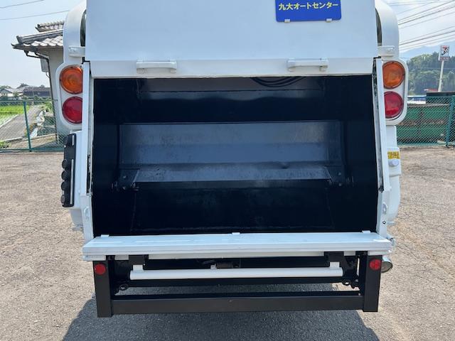 ダイナトラック 　５立米　巻き込み式　パッカー　塵芥車　排出ダンプ式　汚水タンク　連続スイッチ　ＭＴ５速　２ｔ積　極東開発製　全面塗装済　車体サイズ長５２１／幅１８７／高２３１（ｃｍ）（14枚目）