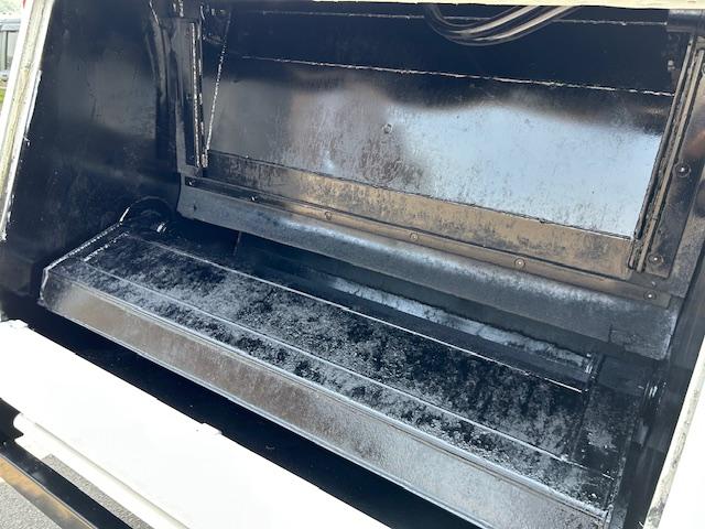 ダイナトラック 　５立米　巻き込み式　パッカー　塵芥車　排出ダンプ式　汚水タンク　連続スイッチ　ＭＴ５速　２ｔ積　極東開発製　全面塗装済　車体サイズ長５２１／幅１８７／高２３１（ｃｍ）（24枚目）