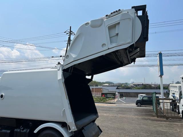 ダイナトラック 　５立米　巻き込み式　パッカー　塵芥車　排出ダンプ式　汚水タンク　連続スイッチ　ＭＴ５速　２ｔ積　極東開発製　全面塗装済　車体サイズ長５２１／幅１８７／高２３１（ｃｍ）（25枚目）