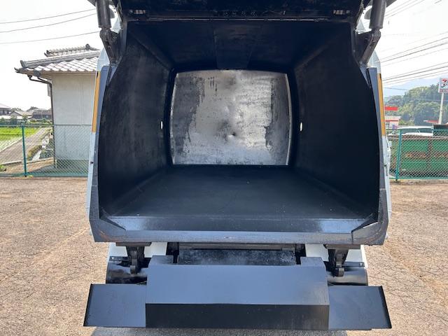 ダイナトラック 　５立米　巻き込み式　パッカー　塵芥車　排出ダンプ式　汚水タンク　連続スイッチ　ＭＴ５速　２ｔ積　極東開発製　全面塗装済　車体サイズ長５２１／幅１８７／高２３１（ｃｍ）（28枚目）