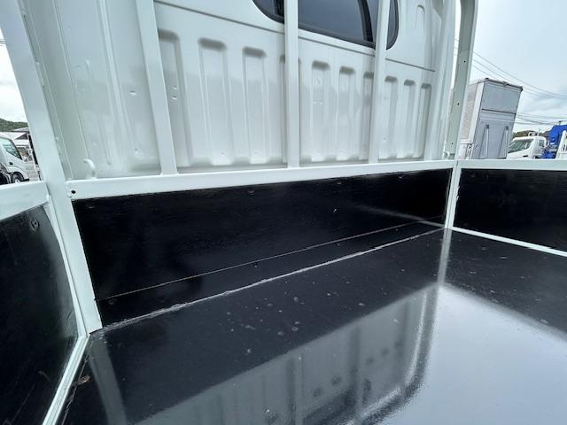 キャンターガッツ 　ダブルキャブ　１．２５ｔ積　６人乗り　４ナンバー　低床　２．９５Ｌディーゼルターボ　ＭＴ５速　キーレス　全面塗装済　電格ミラー　荷台内寸　長２０７／幅１６２／高３７（12枚目）