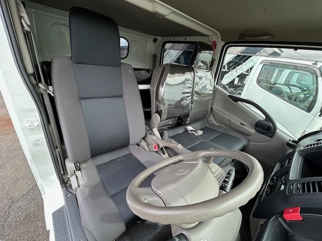 キャンターガッツ 　ダブルキャブ　１．２５ｔ積　６人乗り　４ナンバー　低床　２．９５Ｌディーゼルターボ　ＭＴ５速　キーレス　全面塗装済　電格ミラー　荷台内寸　長２０７／幅１６２／高３７（15枚目）