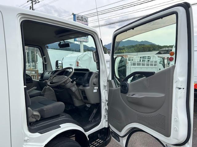 キャンターガッツ 　ダブルキャブ　１．２５ｔ積　６人乗り　４ナンバー　低床　２．９５Ｌディーゼルターボ　ＭＴ５速　キーレス　全面塗装済　電格ミラー　荷台内寸　長２０７／幅１６２／高３７（17枚目）
