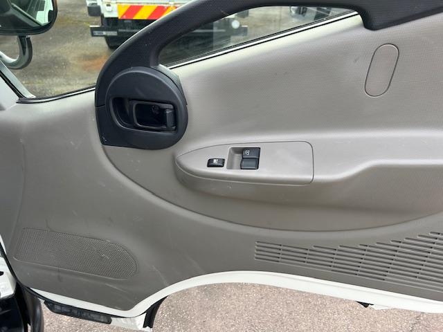 キャンターガッツ 　ダブルキャブ　１．２５ｔ積　６人乗り　４ナンバー　低床　２．９５Ｌディーゼルターボ　ＭＴ５速　キーレス　全面塗装済　電格ミラー　荷台内寸　長２０７／幅１６２／高３７（19枚目）