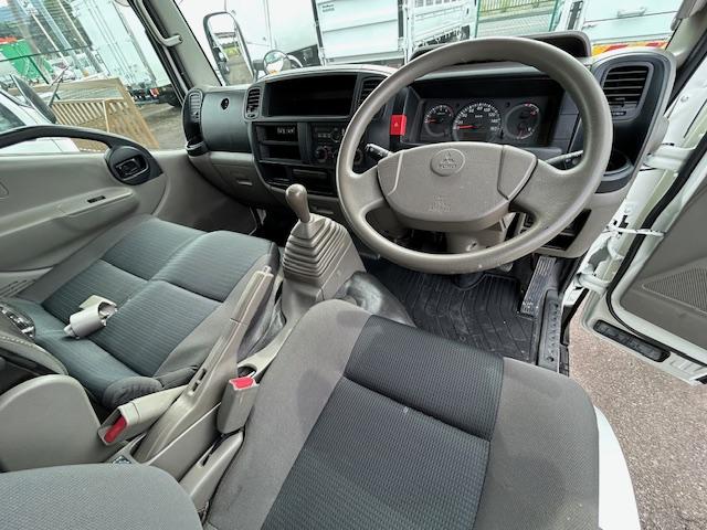 キャンターガッツ 　ダブルキャブ　１．２５ｔ積　６人乗り　４ナンバー　低床　２．９５Ｌディーゼルターボ　ＭＴ５速　キーレス　全面塗装済　電格ミラー　荷台内寸　長２０７／幅１６２／高３７（20枚目）