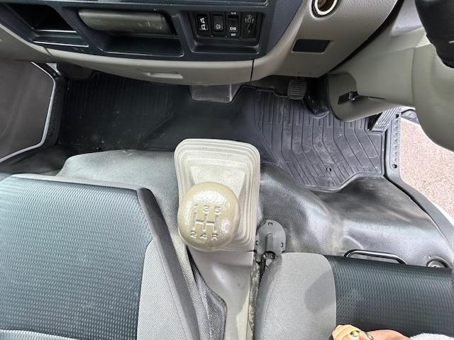 キャンターガッツ 　ダブルキャブ　１．２５ｔ積　６人乗り　４ナンバー　低床　２．９５Ｌディーゼルターボ　ＭＴ５速　キーレス　全面塗装済　電格ミラー　荷台内寸　長２０７／幅１６２／高３７（23枚目）