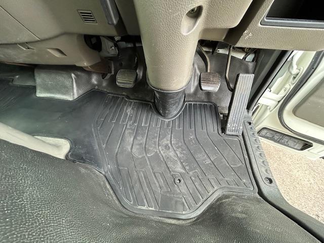 キャンターガッツ 　ダブルキャブ　１．２５ｔ積　６人乗り　４ナンバー　低床　２．９５Ｌディーゼルターボ　ＭＴ５速　キーレス　全面塗装済　電格ミラー　荷台内寸　長２０７／幅１６２／高３７（24枚目）