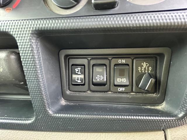 キャンターガッツ 　ダブルキャブ　１．２５ｔ積　６人乗り　４ナンバー　低床　２．９５Ｌディーゼルターボ　ＭＴ５速　キーレス　全面塗装済　電格ミラー　荷台内寸　長２０７／幅１６２／高３７（26枚目）