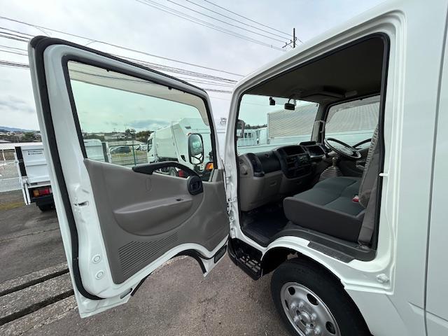 キャンターガッツ 　ダブルキャブ　１．２５ｔ積　６人乗り　４ナンバー　低床　２．９５Ｌディーゼルターボ　ＭＴ５速　キーレス　全面塗装済　電格ミラー　荷台内寸　長２０７／幅１６２／高３７（28枚目）