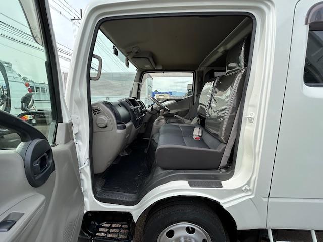 キャンターガッツ 　ダブルキャブ　１．２５ｔ積　６人乗り　４ナンバー　低床　２．９５Ｌディーゼルターボ　ＭＴ５速　キーレス　全面塗装済　電格ミラー　荷台内寸　長２０７／幅１６２／高３７（29枚目）