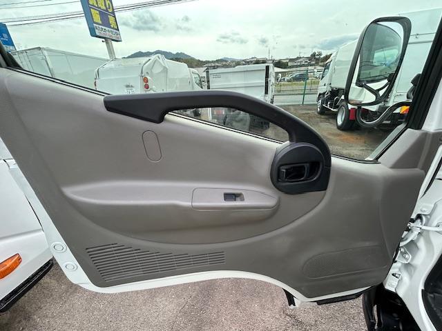 キャンターガッツ 　ダブルキャブ　１．２５ｔ積　６人乗り　４ナンバー　低床　２．９５Ｌディーゼルターボ　ＭＴ５速　キーレス　全面塗装済　電格ミラー　荷台内寸　長２０７／幅１６２／高３７（30枚目）