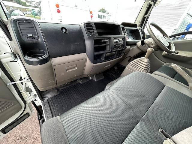 キャンターガッツ 　ダブルキャブ　１．２５ｔ積　６人乗り　４ナンバー　低床　２．９５Ｌディーゼルターボ　ＭＴ５速　キーレス　全面塗装済　電格ミラー　荷台内寸　長２０７／幅１６２／高３７（31枚目）