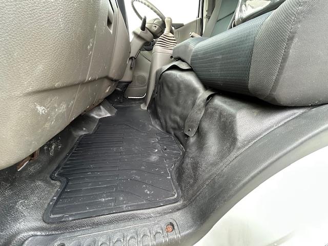 キャンターガッツ 　ダブルキャブ　１．２５ｔ積　６人乗り　４ナンバー　低床　２．９５Ｌディーゼルターボ　ＭＴ５速　キーレス　全面塗装済　電格ミラー　荷台内寸　長２０７／幅１６２／高３７（32枚目）