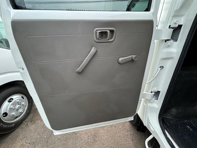 キャンターガッツ 　ダブルキャブ　１．２５ｔ積　６人乗り　４ナンバー　低床　２．９５Ｌディーゼルターボ　ＭＴ５速　キーレス　全面塗装済　電格ミラー　荷台内寸　長２０７／幅１６２／高３７（38枚目）