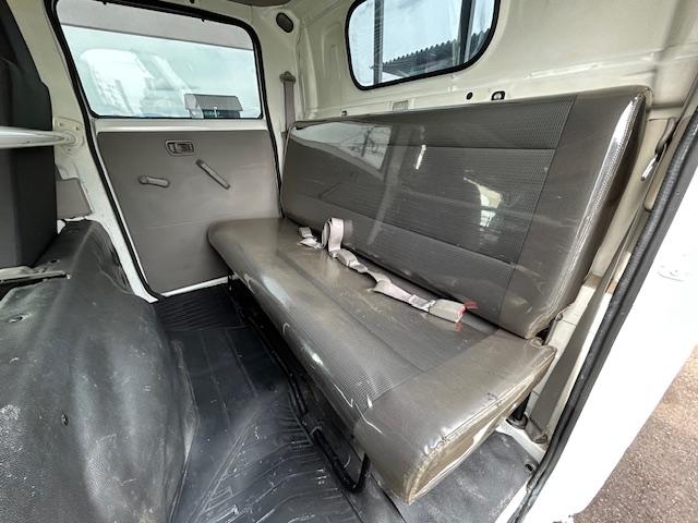 キャンターガッツ 　ダブルキャブ　１．２５ｔ積　６人乗り　４ナンバー　低床　２．９５Ｌディーゼルターボ　ＭＴ５速　キーレス　全面塗装済　電格ミラー　荷台内寸　長２０７／幅１６２／高３７（39枚目）