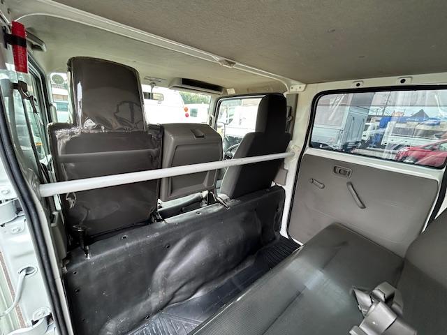 キャンターガッツ 　ダブルキャブ　１．２５ｔ積　６人乗り　４ナンバー　低床　２．９５Ｌディーゼルターボ　ＭＴ５速　キーレス　全面塗装済　電格ミラー　荷台内寸　長２０７／幅１６２／高３７（40枚目）