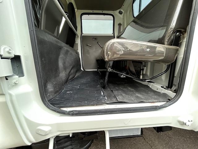 キャンターガッツ 　ダブルキャブ　１．２５ｔ積　６人乗り　４ナンバー　低床　２．９５Ｌディーゼルターボ　ＭＴ５速　キーレス　全面塗装済　電格ミラー　荷台内寸　長２０７／幅１６２／高３７（41枚目）