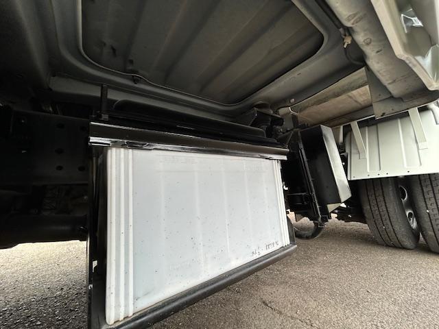 キャンターガッツ 　ダブルキャブ　１．２５ｔ積　６人乗り　４ナンバー　低床　２．９５Ｌディーゼルターボ　ＭＴ５速　キーレス　全面塗装済　電格ミラー　荷台内寸　長２０７／幅１６２／高３７（45枚目）