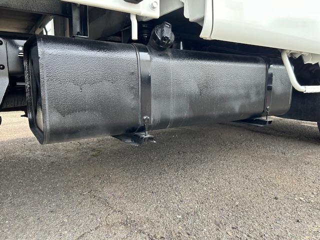 キャンターガッツ 　ダブルキャブ　１．２５ｔ積　６人乗り　４ナンバー　低床　２．９５Ｌディーゼルターボ　ＭＴ５速　キーレス　全面塗装済　電格ミラー　荷台内寸　長２０７／幅１６２／高３７（46枚目）