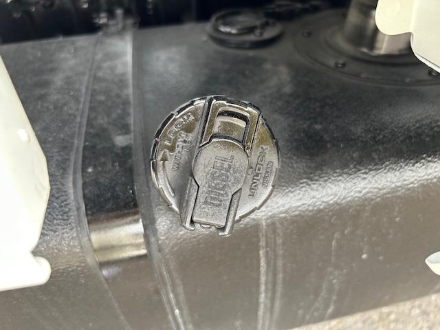 キャンターガッツ 　ダブルキャブ　１．２５ｔ積　６人乗り　４ナンバー　低床　２．９５Ｌディーゼルターボ　ＭＴ５速　キーレス　全面塗装済　電格ミラー　荷台内寸　長２０７／幅１６２／高３７（47枚目）