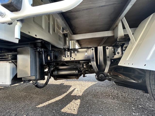 キャンターガッツ 　ダブルキャブ　１．２５ｔ積　６人乗り　４ナンバー　低床　２．９５Ｌディーゼルターボ　ＭＴ５速　キーレス　全面塗装済　電格ミラー　荷台内寸　長２０７／幅１６２／高３７（48枚目）