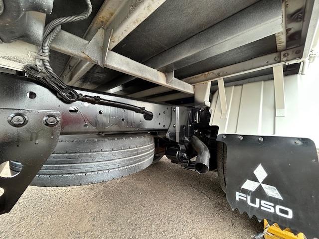 キャンターガッツ 　ダブルキャブ　１．２５ｔ積　６人乗り　４ナンバー　低床　２．９５Ｌディーゼルターボ　ＭＴ５速　キーレス　全面塗装済　電格ミラー　荷台内寸　長２０７／幅１６２／高３７（49枚目）