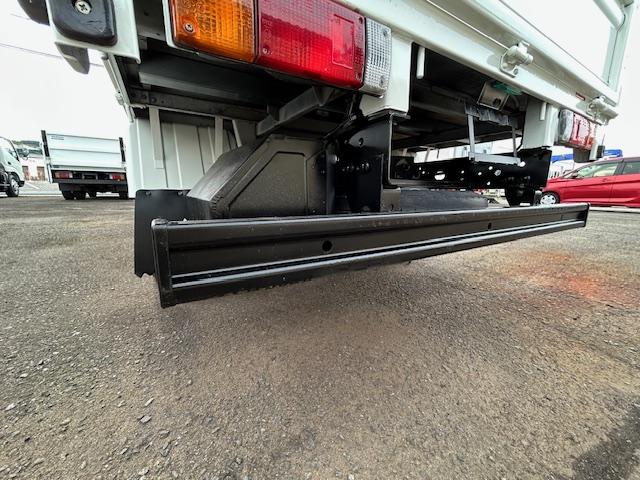 キャンターガッツ 　ダブルキャブ　１．２５ｔ積　６人乗り　４ナンバー　低床　２．９５Ｌディーゼルターボ　ＭＴ５速　キーレス　全面塗装済　電格ミラー　荷台内寸　長２０７／幅１６２／高３７（50枚目）