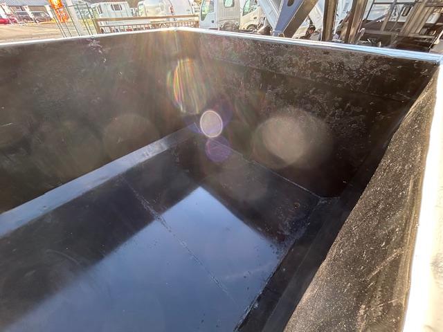 ヒノレンジャー 　脱着装置コンテナ車　極東開発フックロール　ラジコン付　積載量３７５０ｋｇ　脱着式　コンテナ　ベット付　６速ＭＴ　車検Ｒ８年１１月　内寸　長３４９／幅１９５／高１１６（ｃｍ）（15枚目）