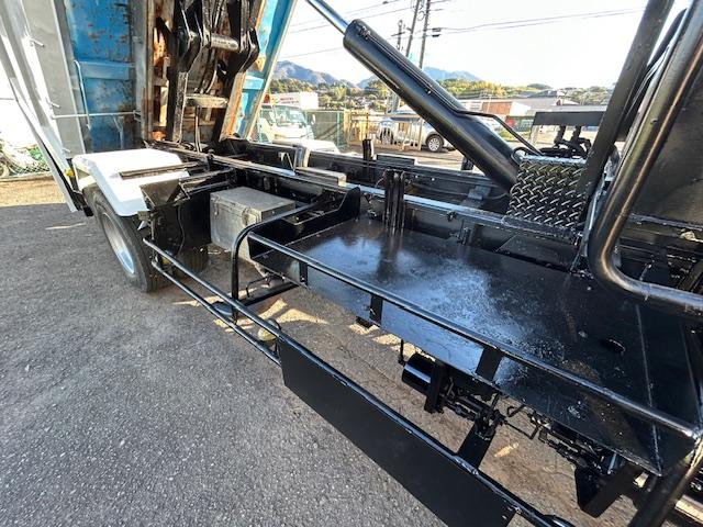 ヒノレンジャー 　脱着装置コンテナ車　極東開発フックロール　ラジコン付　積載量３７５０ｋｇ　脱着式　コンテナ　ベット付　６速ＭＴ　車検Ｒ８年１１月　内寸　長３４９／幅１９５／高１１６（ｃｍ）（22枚目）