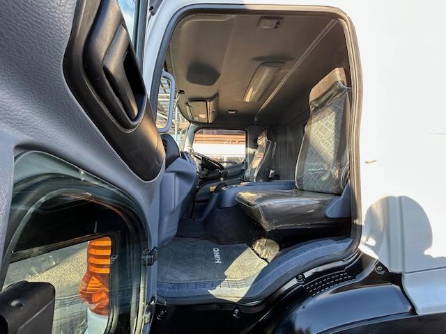 ヒノレンジャー 　脱着装置コンテナ車　極東開発フックロール　ラジコン付　積載量３７５０ｋｇ　脱着式　コンテナ　ベット付　６速ＭＴ　車検Ｒ８年１１月　内寸　長３４９／幅１９５／高１１６（ｃｍ）（64枚目）