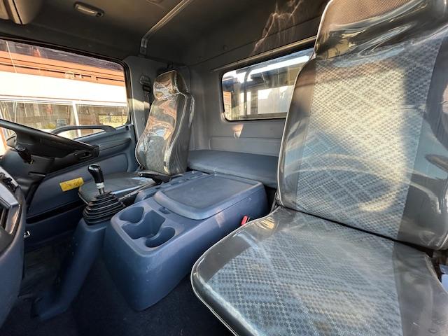 ヒノレンジャー 　脱着装置コンテナ車　極東開発フックロール　ラジコン付　積載量３７５０ｋｇ　脱着式　コンテナ　ベット付　６速ＭＴ　車検Ｒ８年１１月　内寸　長３４９／幅１９５／高１１６（ｃｍ）（67枚目）