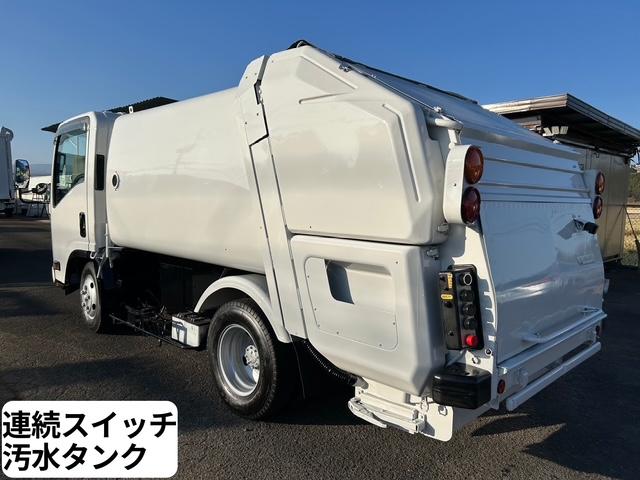 エルフトラック 　モリタ製　２ｔ積　５．０立米　巻き込み式　排出ダンプ式　パッカー車　積み込み連続スイッチ　汚水タンク　ＭＴ６速　電格ミラー　２．９９Ｌ　ディーゼルターボ　全面塗装済　走行２１．１万キロ（7枚目）
