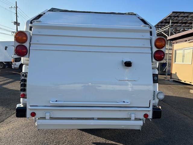 エルフトラック 　モリタ製　２ｔ積　５．０立米　巻き込み式　排出ダンプ式　パッカー車　積み込み連続スイッチ　汚水タンク　ＭＴ６速　電格ミラー　２．９９Ｌ　ディーゼルターボ　全面塗装済　走行２１．１万キロ（8枚目）